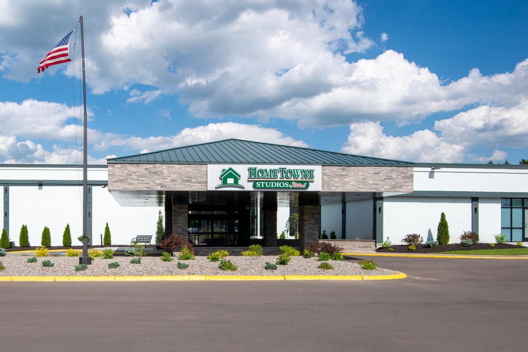 Hometowne Studios By Red Roof & Conference Center Cortland Exterior photo