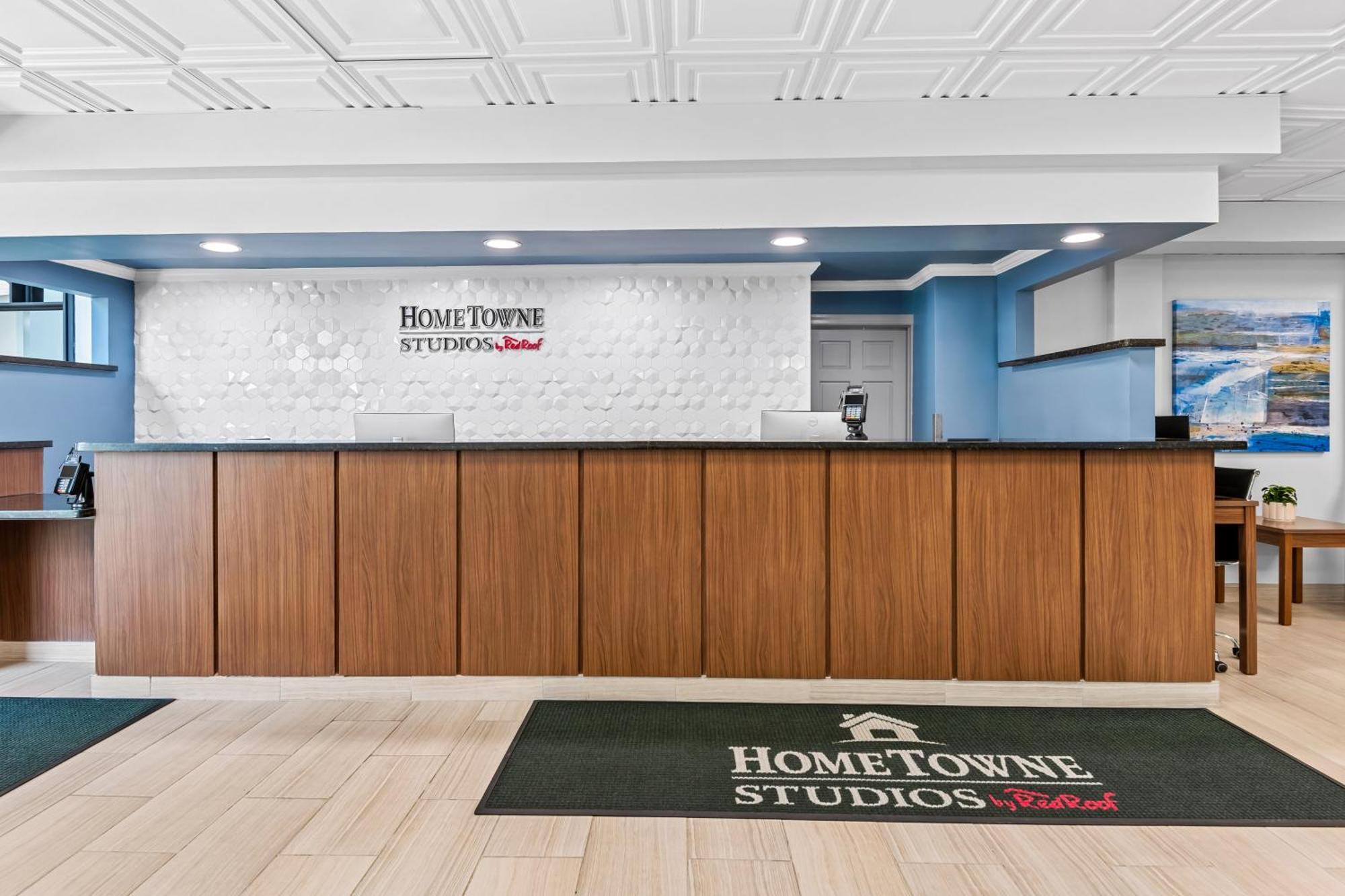 Hometowne Studios By Red Roof & Conference Center Cortland Exterior photo