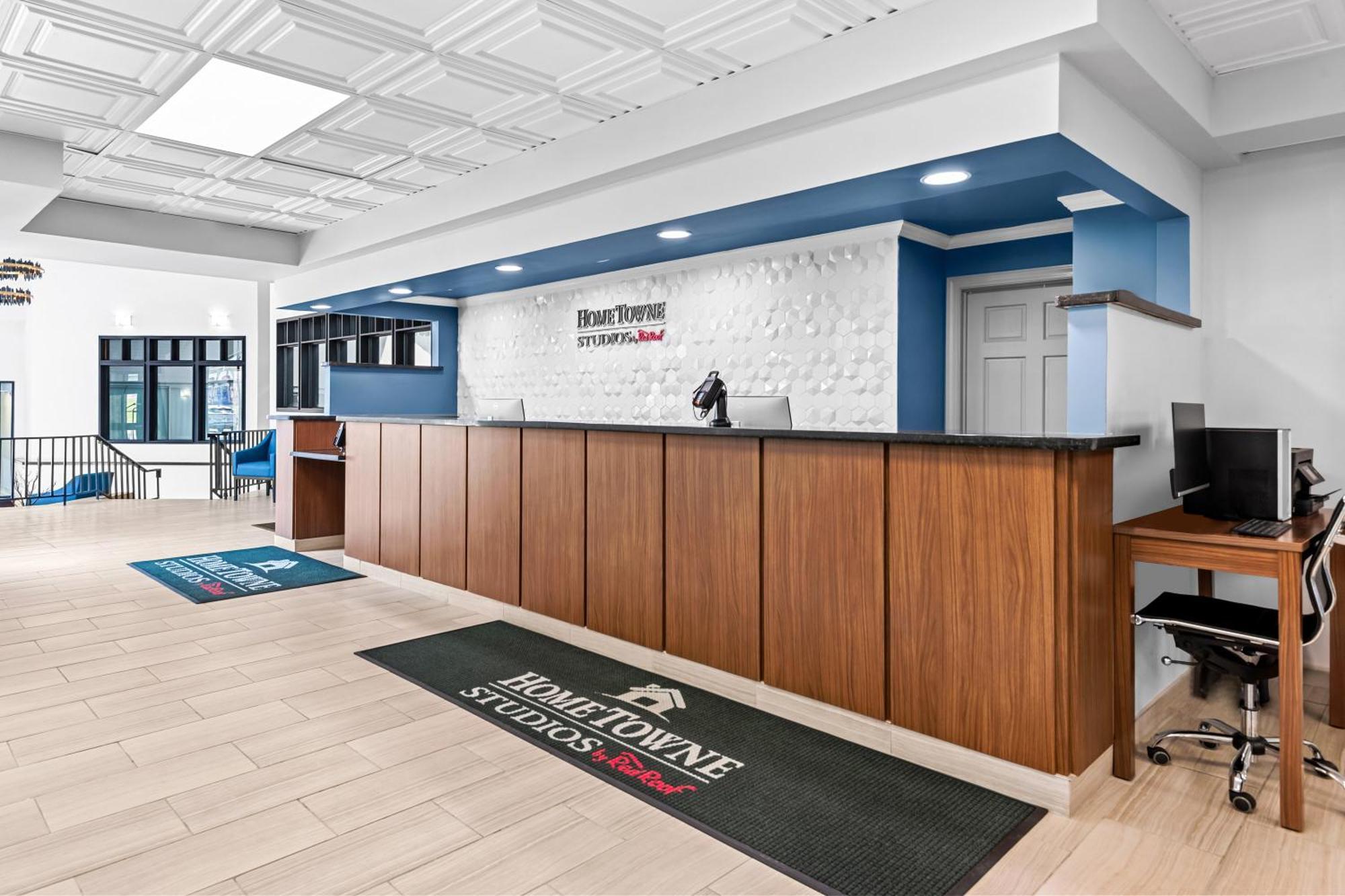 Hometowne Studios By Red Roof & Conference Center Cortland Exterior photo