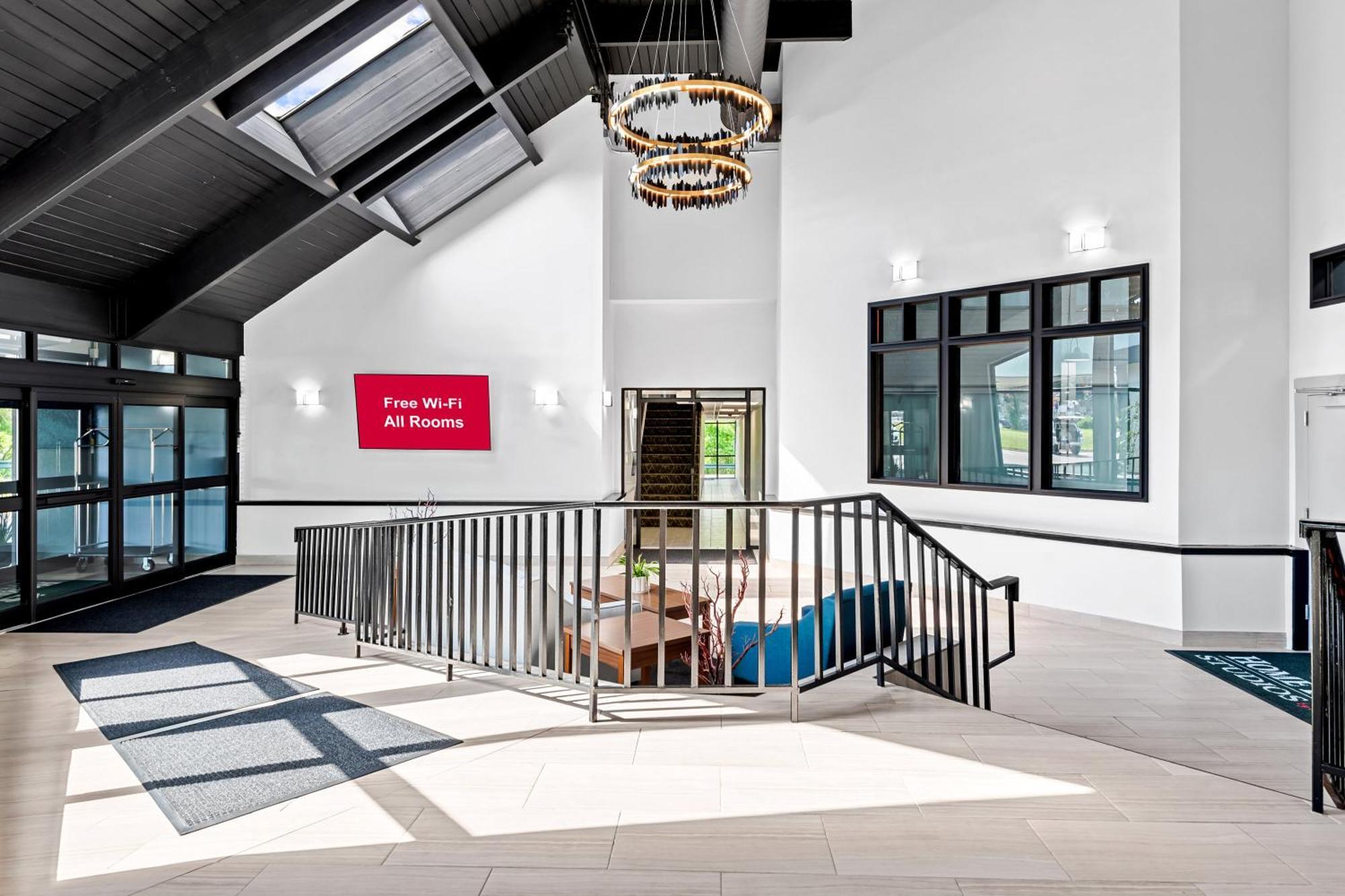 Hometowne Studios By Red Roof & Conference Center Cortland Exterior photo