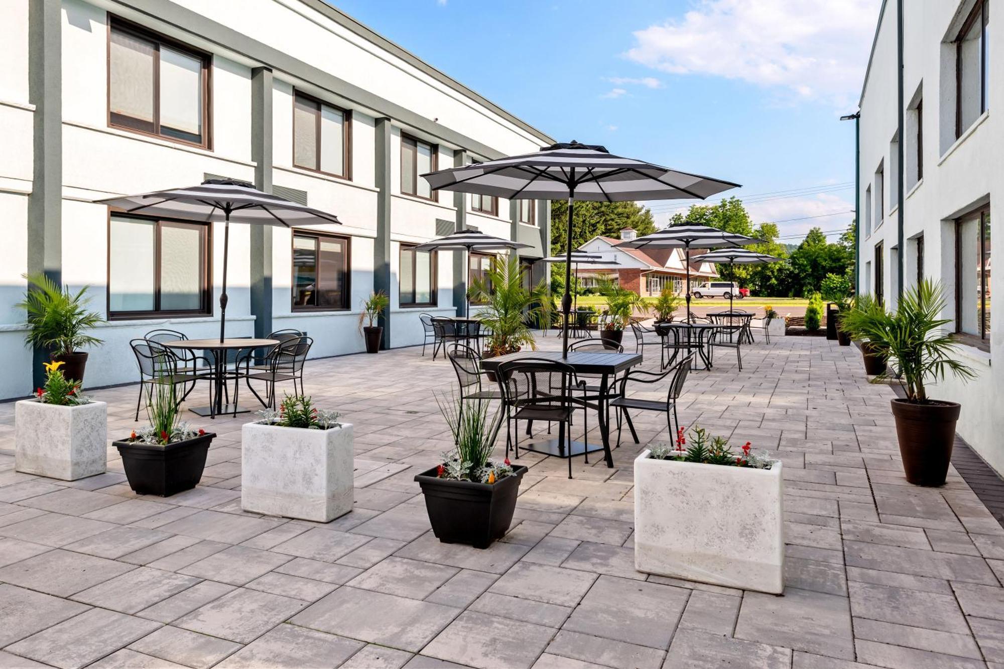 Hometowne Studios By Red Roof & Conference Center Cortland Exterior photo